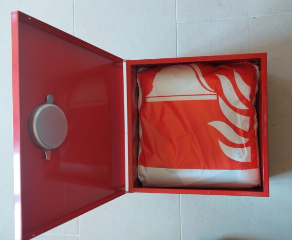 Löschdecke im Löschdeckenbehälter