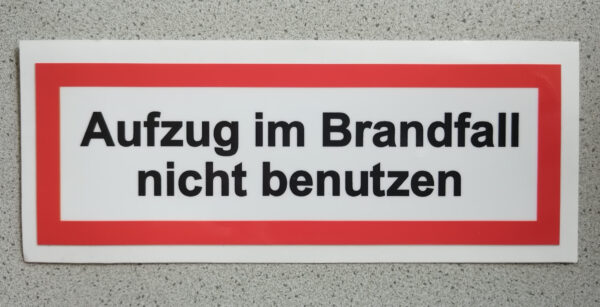 Hinweisschild "Aufzug im Brandfall nicht benutzen"
